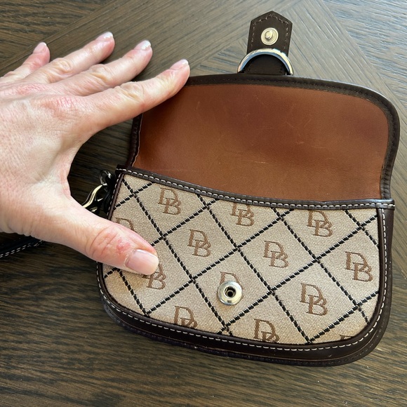 Dooney & Bourke Vintage Signature Canvas & Leather Flap Wristlet EUC - Picture 10 of 11